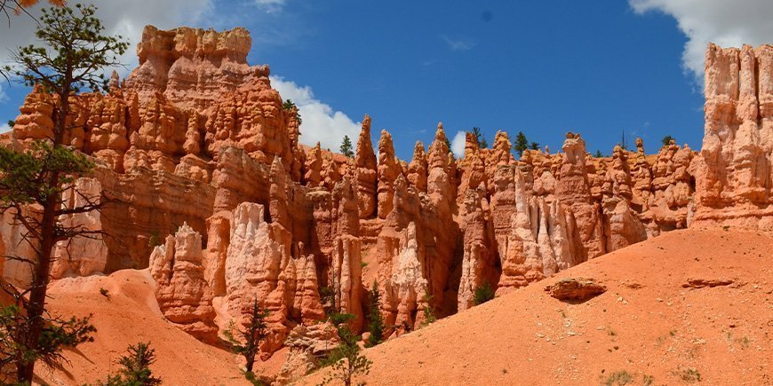 De vakre oransje hoodoosene i Bryce Canyon nasjonalpark, USA: