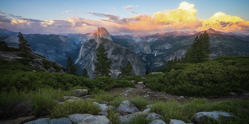 Vakker utsikt over Half Dome i Yosemite nasjonalpark, USA