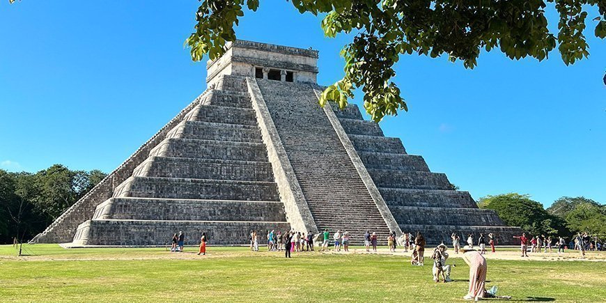Solrik dag ved Chichen Itza i Mexico