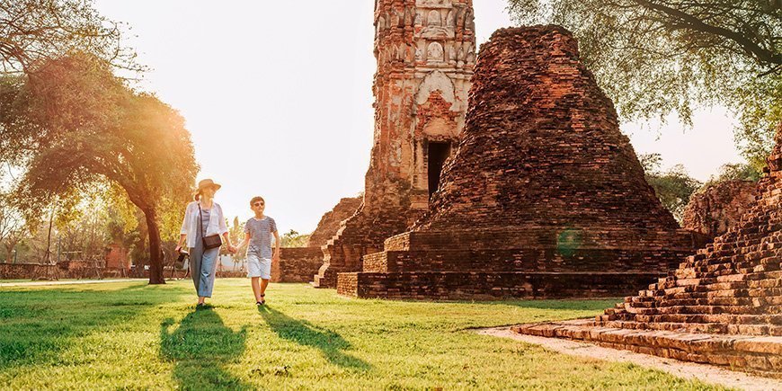Mor og sønn på spasertur i Ayutthaya, Thailand
