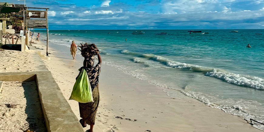 Ingun på tur på stranden i Paje på Zanzibar Kitesurfere på Paje-stranden på Zanzibar Masai på Paje Beach på Zanzibar Zula - botique hotell på Zanzibar Lokal kvinne på tur på Paje-stranden