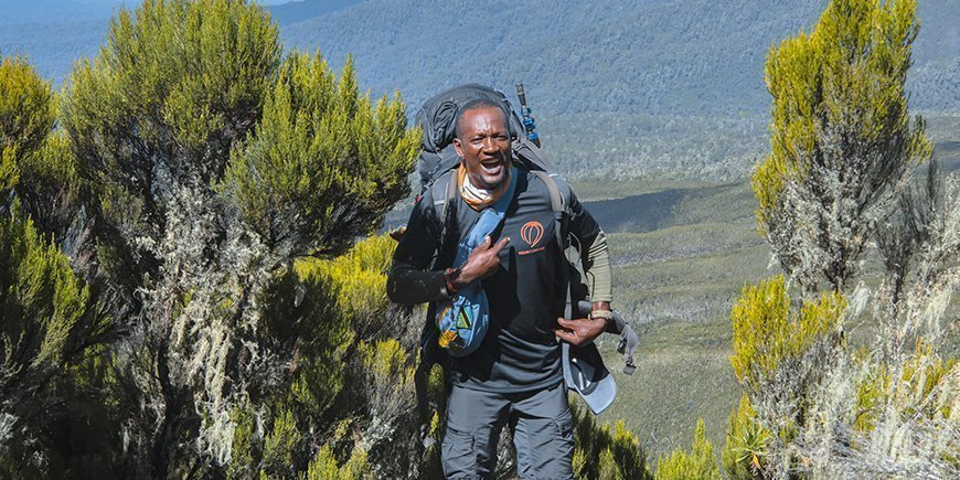 Glad TourCompass-guide på Kilimanjaro