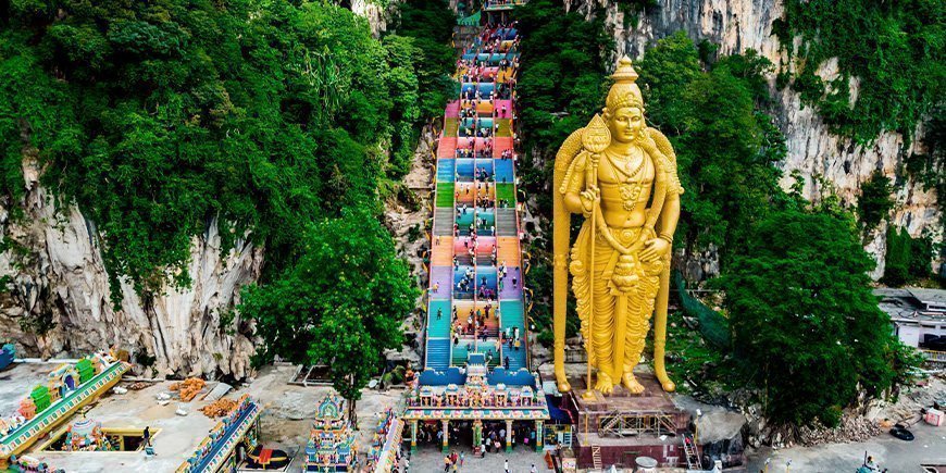 Statue og fargerike trapper ved Batu Caves i Malaysia