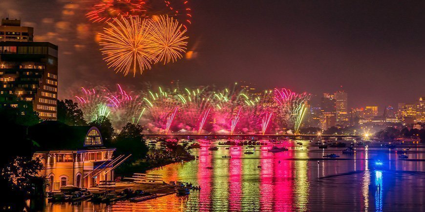 Fargerikt fyrverkeri over Boston 4. juli