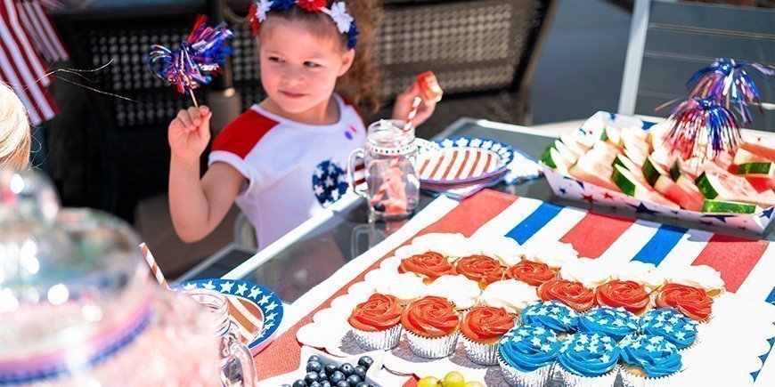 Liten jente feirer USAs uavhengighetsdag