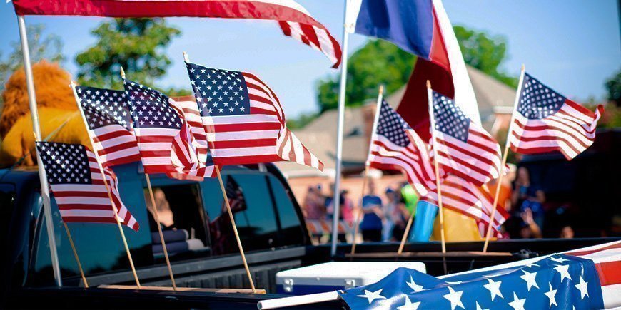 Mange amerikanske flagg på bilen under uavhengighetsdagen i USA