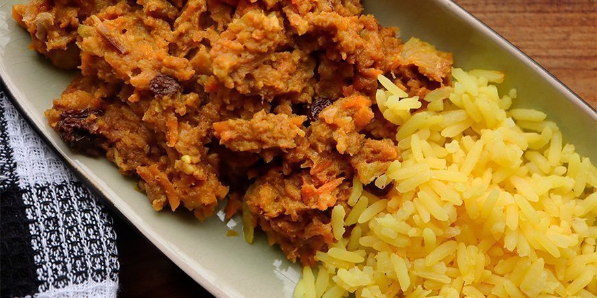 Den sørafrikanske retten Bobotie serveres med gul ris