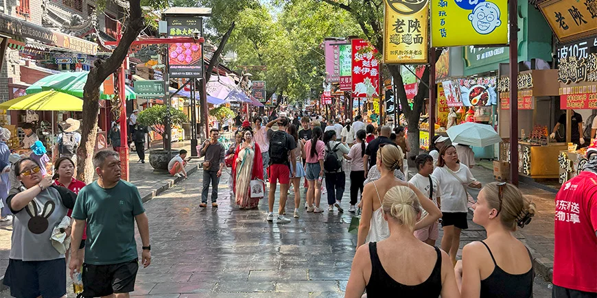 Claus' døtre går nedover en gate i Kina