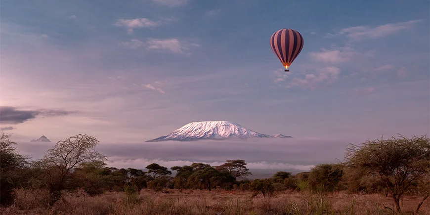 På safari i varmluftsballong over Amboseli i Kenya med utsikt over Kilimanjaro