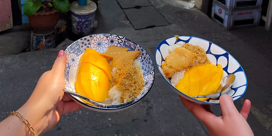 To tallerkener med mango sticky rice