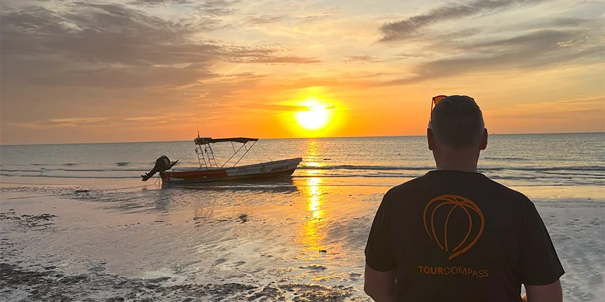 Tom nyter den vakre solnedgangen på Isla Holbox i Mexico