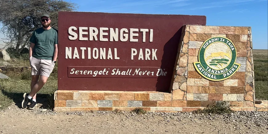 Liam ved inngangen til Serengeti