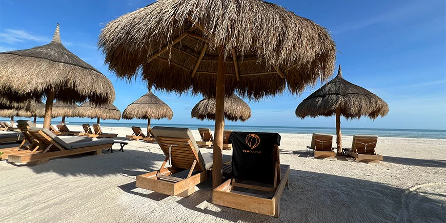 TourCompass-T-skjorte på en strandstol på Isla Holbox.