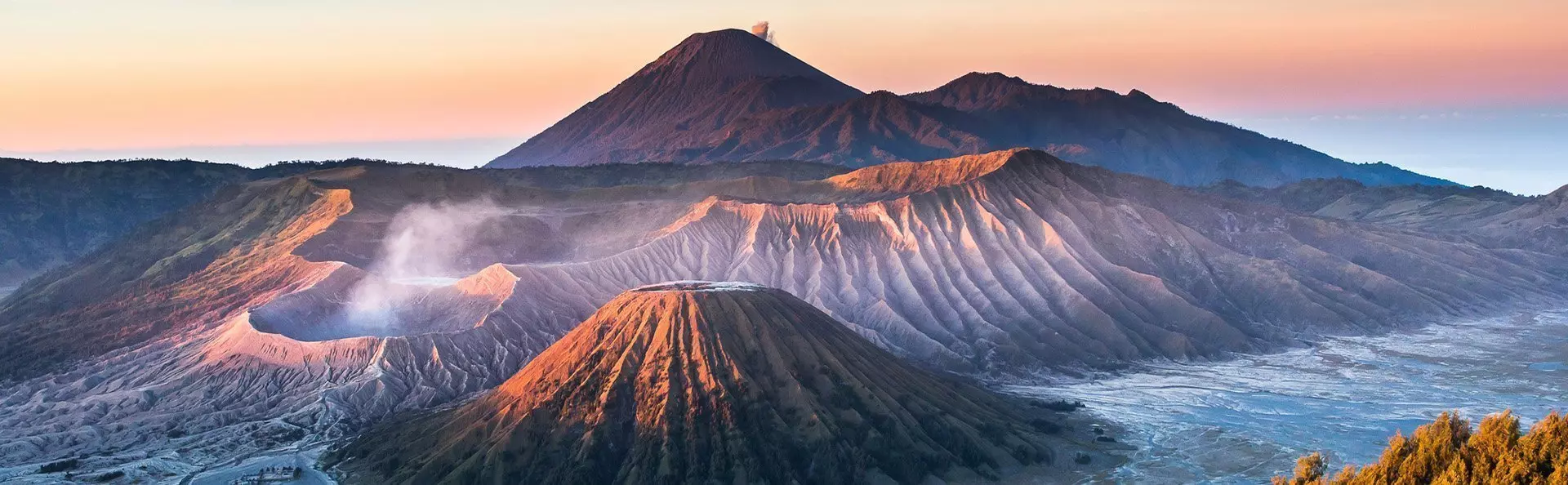 Dramatisk og fargerik soloppgang sett fra Borobudur, Java