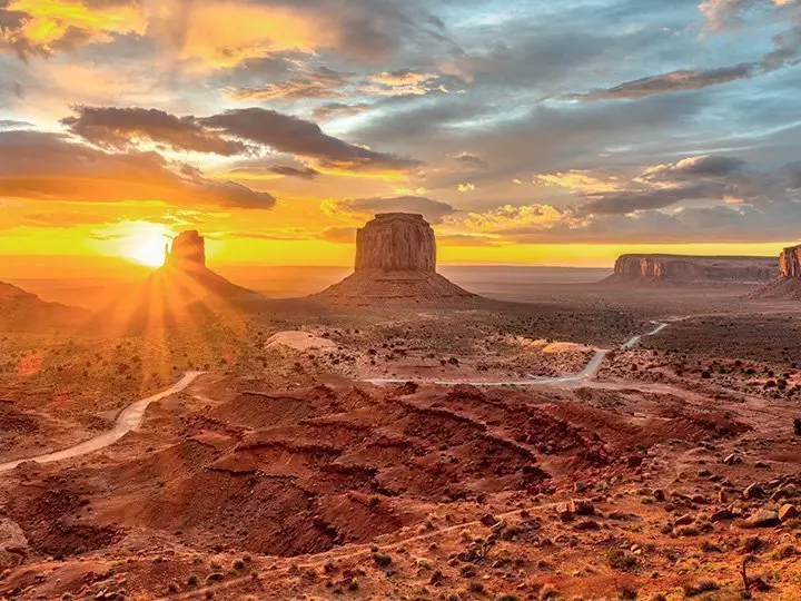 Soloppgang ved Monument Valley i Arizona, USA