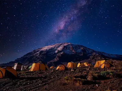 Leir under stjernene foran Kilimanjaro