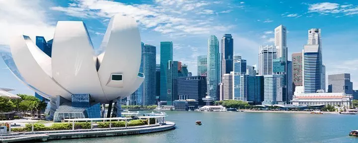 Singapores skyline på en solrik dag