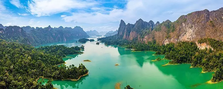 Cheow Lan-sjøen i Khao Sok, Thailand