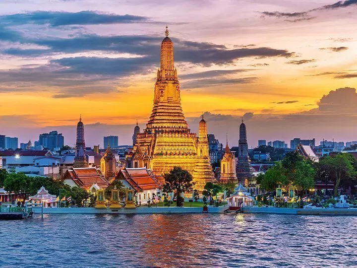 Wat Arun-tempelet ved solnedgang i Bangkok, Thailand