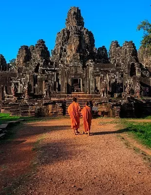 2 munker foran Bayon-templet ved Angkor i Kambodsja