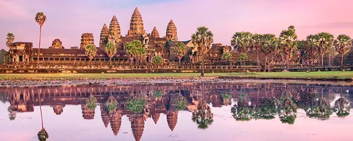 Angkor Wat i Kambodsja speiler seg i vannet