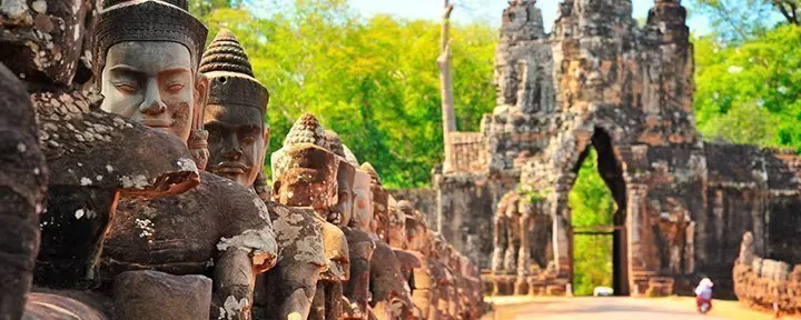Steinporten ved Angkor Thom i Kambodsja