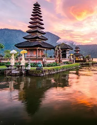 Soloppgang over Ulun Danu Beratan-templet på Bali, Indonesia