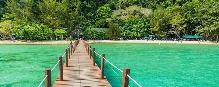 Bro i vannet på Gaya Island i Malaysia