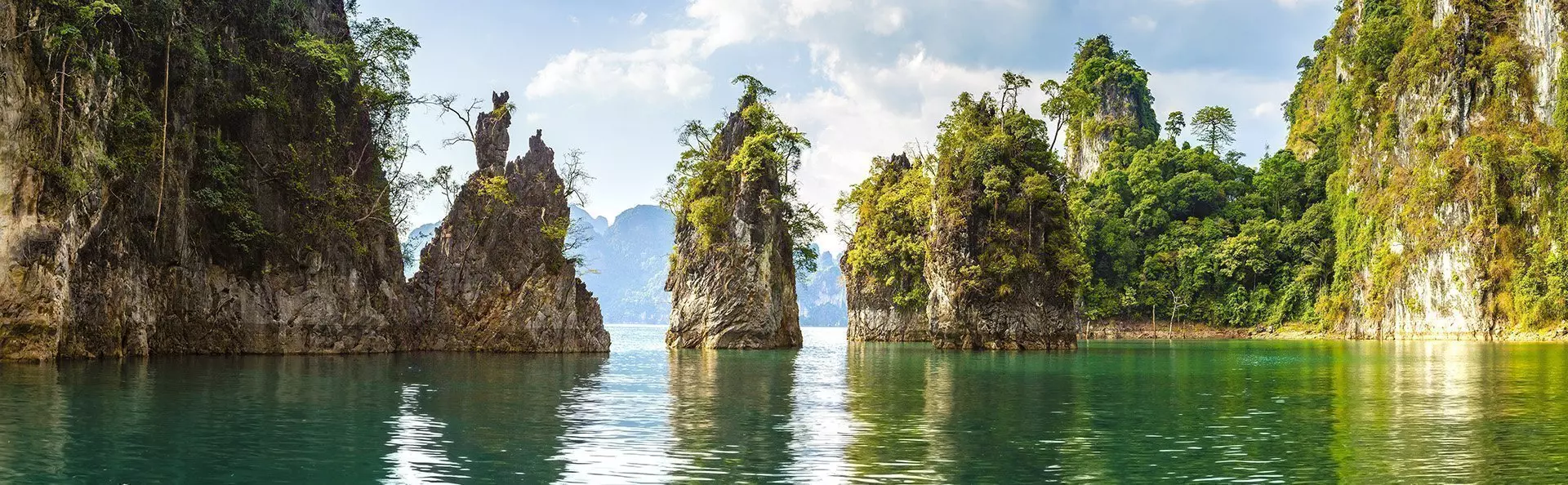 Kalkstein i innsjøen Cheow Lan i Khao Sok nasjonalpark