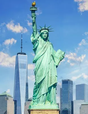 Utsikt over Frihetsgudinnen med blå himmel i bakgrunnen