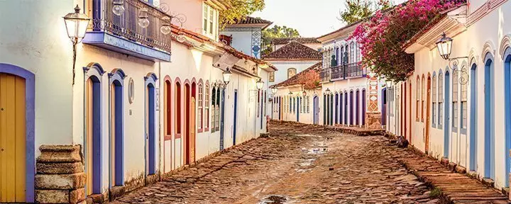 Utsikt over byens historiske sentrum med kirke i Paraty, Rio de Janeiro, Brasil