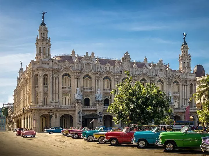 Retro rød amerikanerbil på Varadero Beach i Cuba