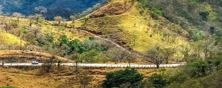 Flott utsikt over Arenal-vulkanen med blå himmel i Costa Rica