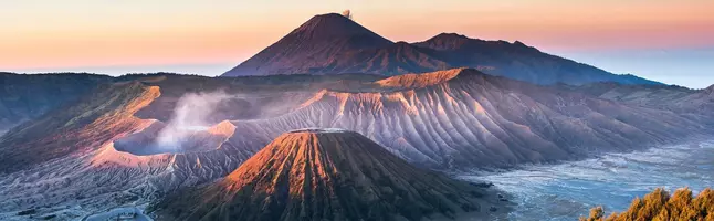 Dramatisk og fargerik soloppgang sett fra Borobudur, Java