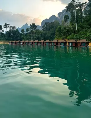 Bungalower ved Cheow Lan-sjøen i nasjonalparken Khao Sok.