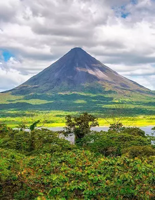 Naturskjønn utsikt over regnskog og skydekke, Arenal-vulkanen, Costa Rica
