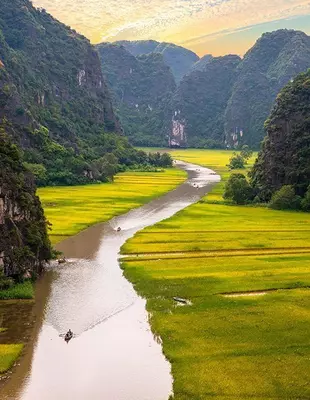 Fantastisk utsikt over Tam Coc med karstformasjoner og elv over fjellet i Ninh Binh-provinsen i Vietnam
