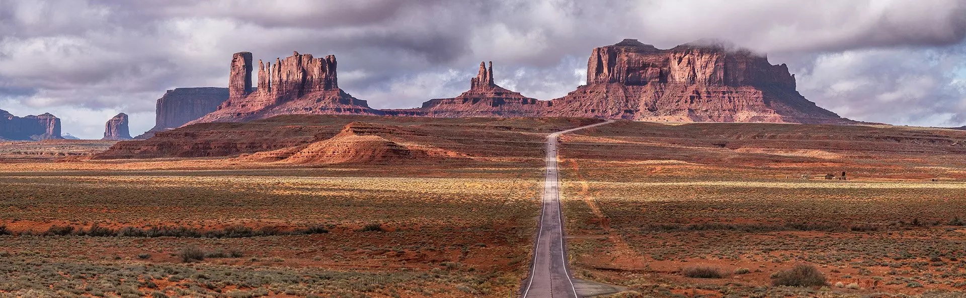 Den naturskjønne ruten til Monument Valley i Utah, USA